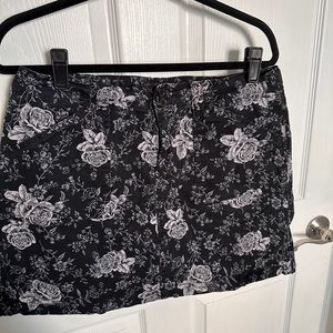 Black and white flowered Gloria Vanderbilt skort, size 12.
